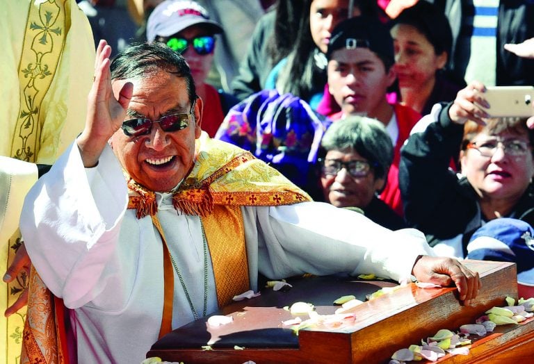 El cardenal Ticona vendió terrenos de la Iglesia a una mujer en Llallagua