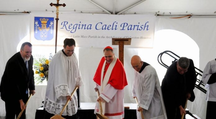 El card. Dinardo coloca la primera piedra de la nueva parroquia personal de Misa tradicional en Houston