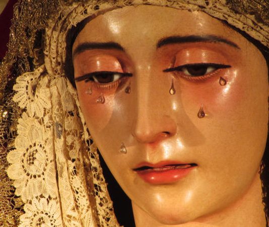 La Virgen Dolorosa de pie ante la cruz, ¿en rebelión contra Dios?