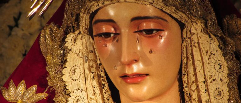 La Virgen Dolorosa de pie ante la cruz, ¿en rebelión contra Dios?