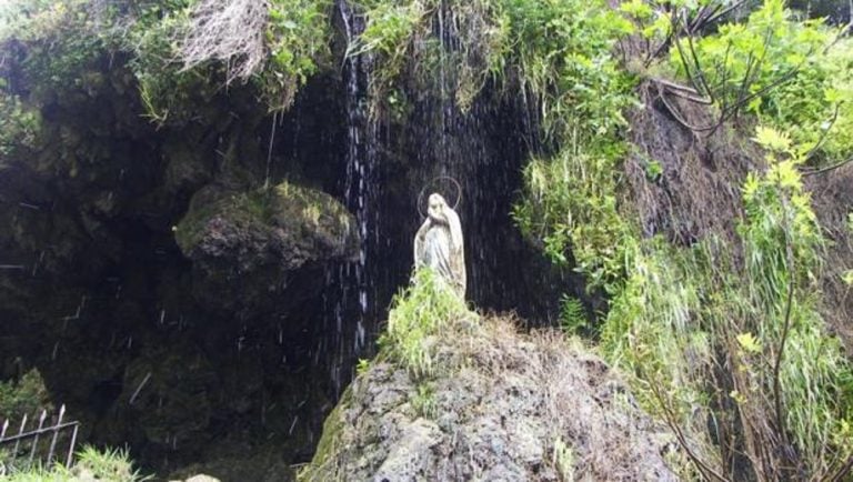 Decapitada la imagen de la Virgen de Lourdes de Higuera de la Sierra
