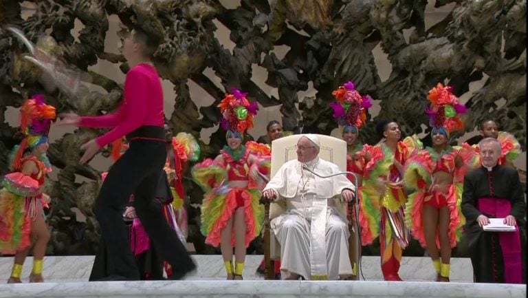 El circo cubano (ligero de ropa) llega al Vaticano
