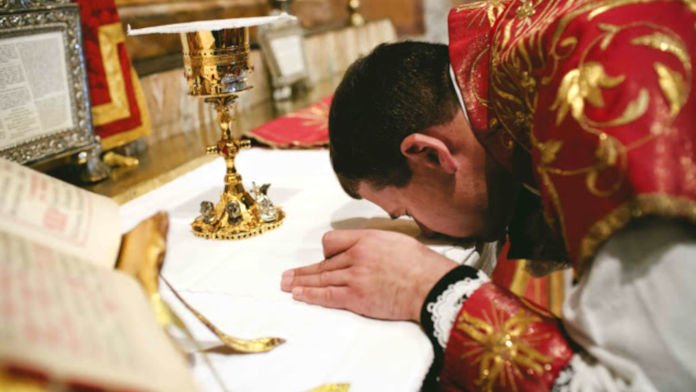 ¿Debiera un sacerdote introducir el usus antiquior en una parroquia que no lo ha solicitado?