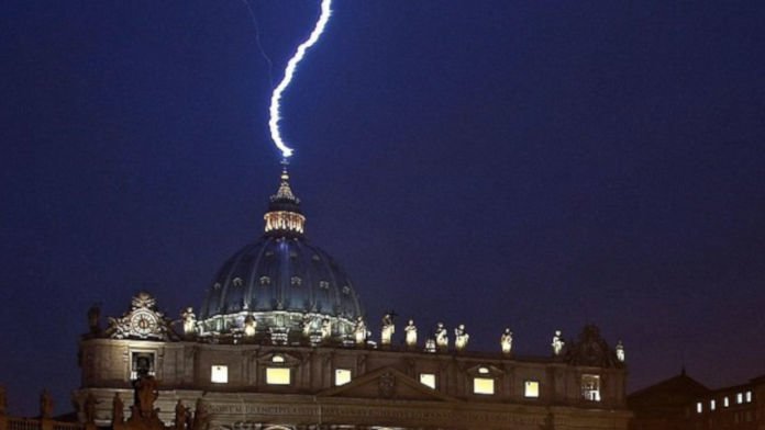 Señales inquietantes de que el satanismo se está infiltrando en la Iglesia Católica