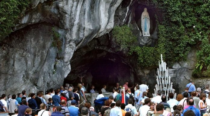 Cierran las piscinas de Lourdes: ¡una vergüenza!