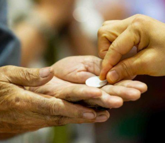 El abuso de la imposición de la comunión en la mano bajo el manto del virus