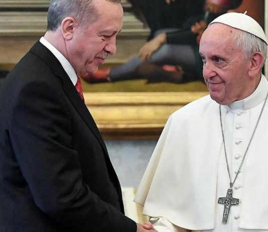 El Presidente turco invita a Francisco a inauguración de mezquita