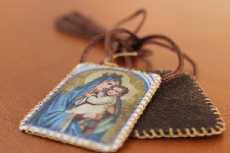 Nuestra Señora del Carmen y el Santo Escapulario