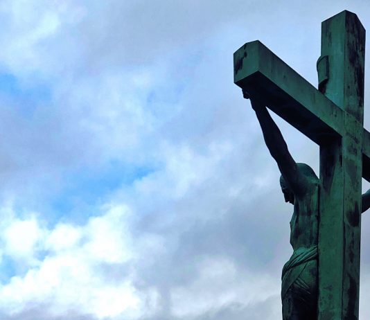 Viganò: «Estar al pie de la Cruz mientras asistimos a la pasión de la Iglesia». El deber de los católicos hoy