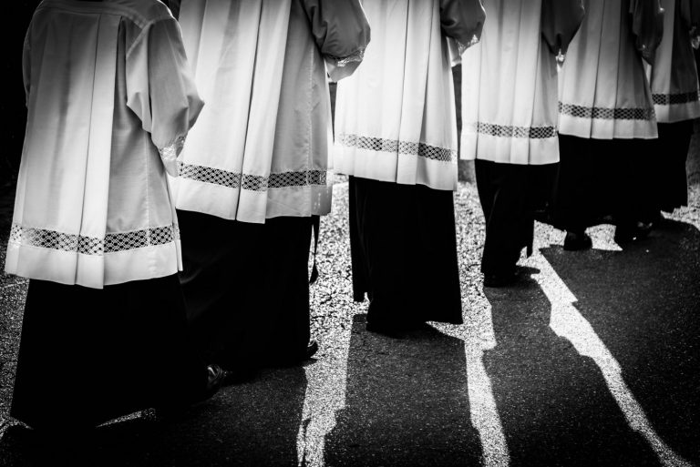 «Los hombres deben ser transformados por lo sagrado, no lo sagrado por los hombres» – Un diálogo de seminaristas