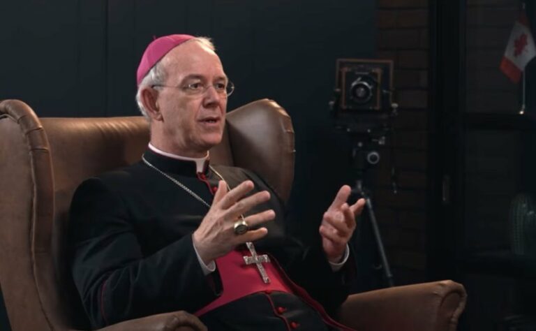 Exclusiva: Monseñor Schneider habla de la sinodalidad