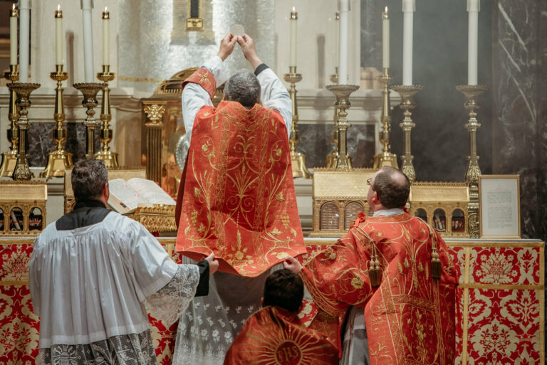 Una crítica doctrinal de Desiderio desideravi: La primacía de la adoración