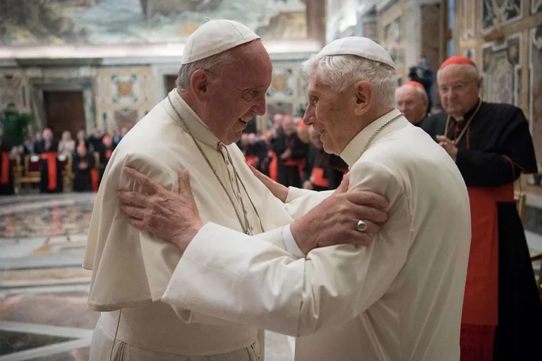 Los dos papas y el misterios de la Iglesia