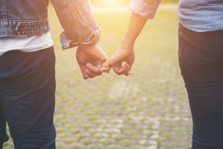 «Es mi pareja»: frase tópico de la idiotez actual