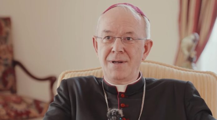 Monseñor Schneider: «Tenemos que ser católicos al 100%, no al 50% o al 80%»
